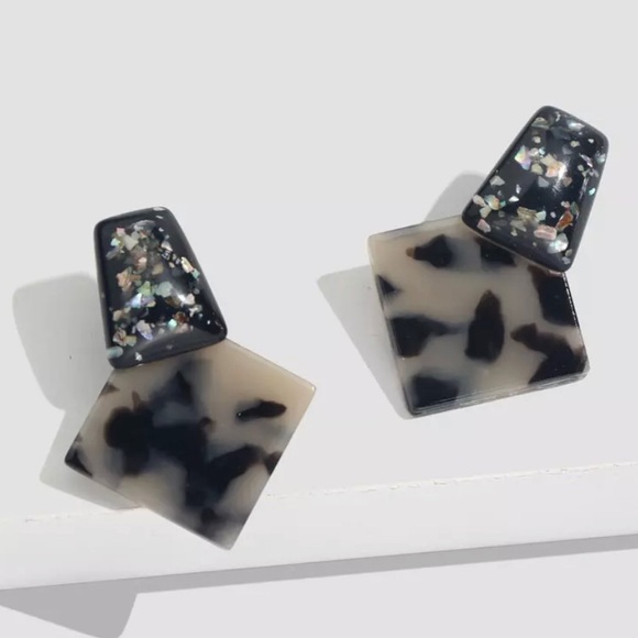 Geometric stud earrings. - Picture 3 of 3